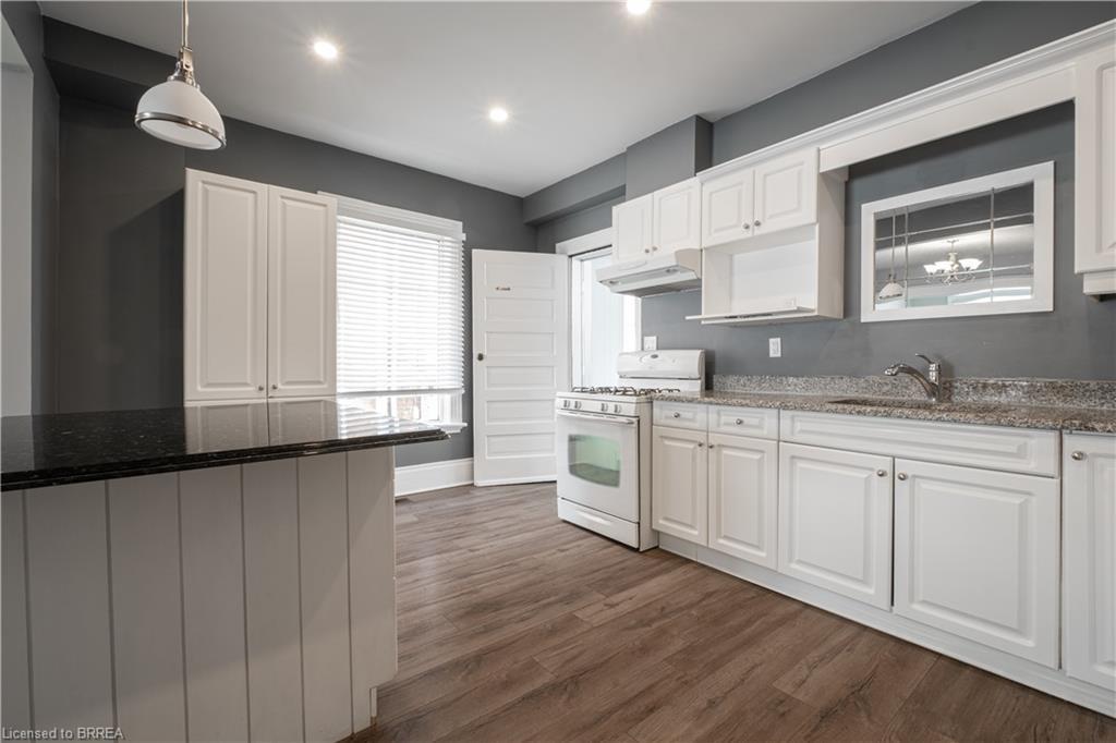 24 Campbell Street, Brantford, ON - Indoor Photo Showing Kitchen