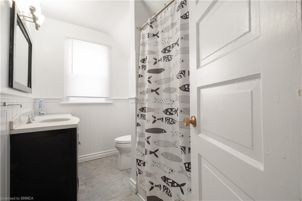 24 Campbell Street, Brantford, ON - Indoor Photo Showing Bathroom