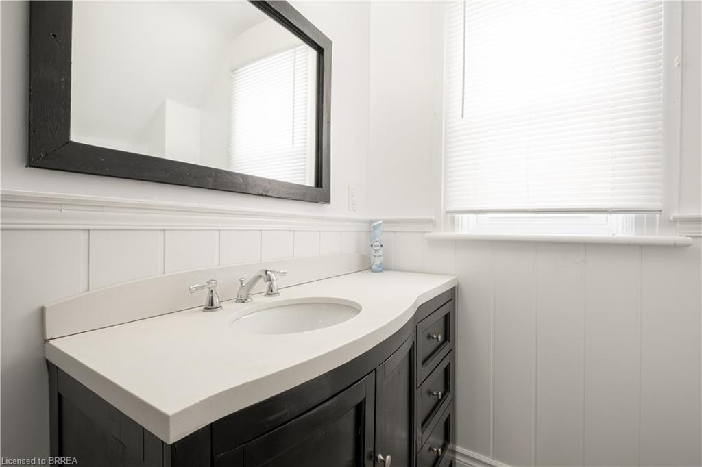 24 Campbell Street, Brantford, ON - Indoor Photo Showing Bathroom