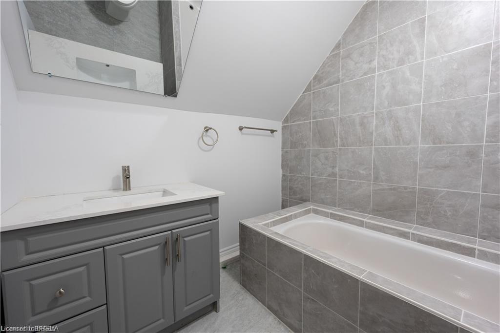 4C-16 Arthur Street, Brantford, ON - Indoor Photo Showing Bathroom