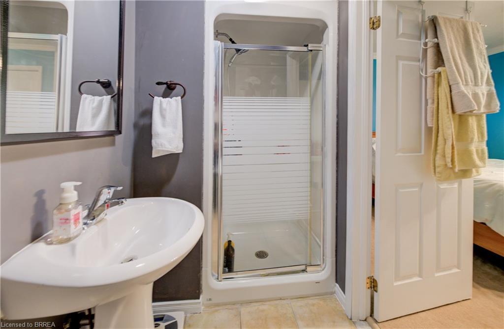 14 Laycock Street, Brantford, ON - Indoor Photo Showing Bathroom