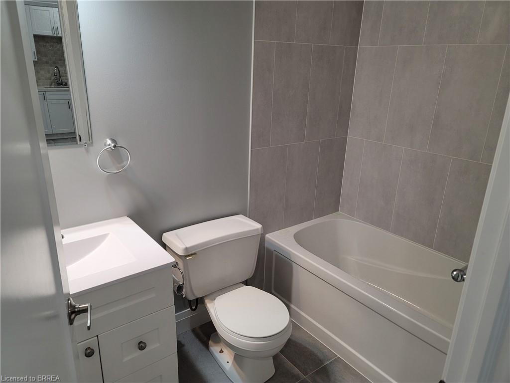 6-427 Colborne Street, Brantford, ON - Indoor Photo Showing Bathroom
