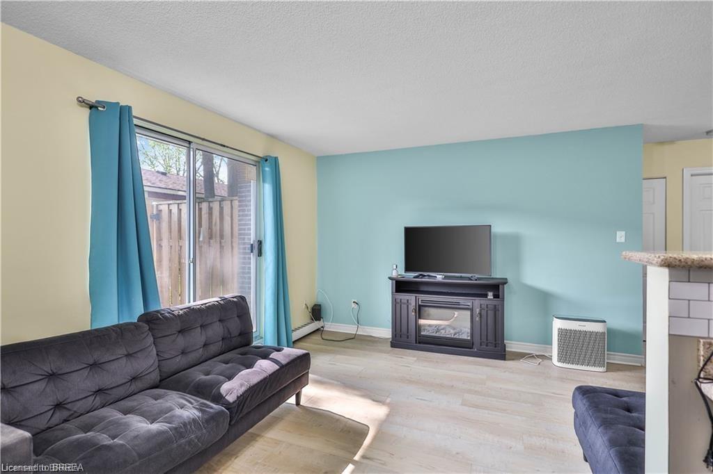 104-793 Colborne Street E, Brantford, ON - Indoor Photo Showing Living Room