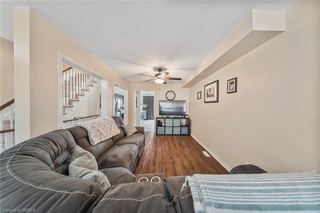 38-470 Beach Boulevard, Hamilton, ON - Indoor Photo Showing Living Room