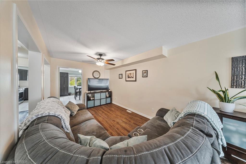 38-470 Beach Boulevard, Hamilton, ON - Indoor Photo Showing Living Room