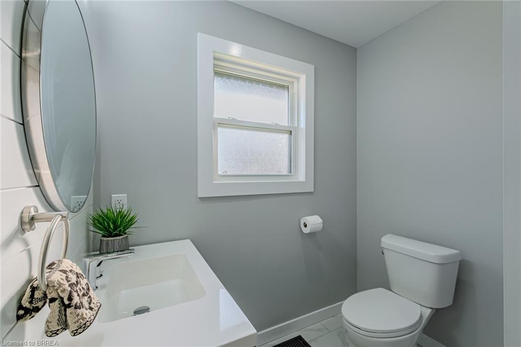 14 Montour Place, Brantford, ON - Indoor Photo Showing Bathroom