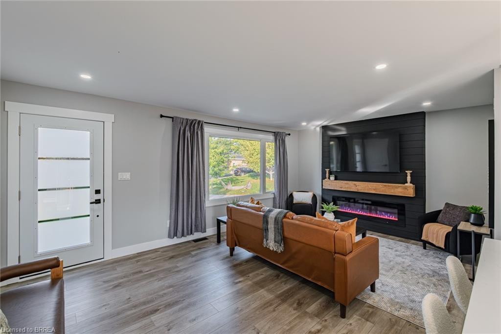 14 Montour Place, Brantford, ON - Indoor Photo Showing Living Room With Fireplace