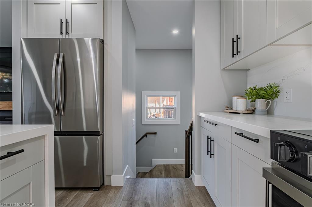 14 Montour Place, Brantford, ON - Indoor Photo Showing Kitchen