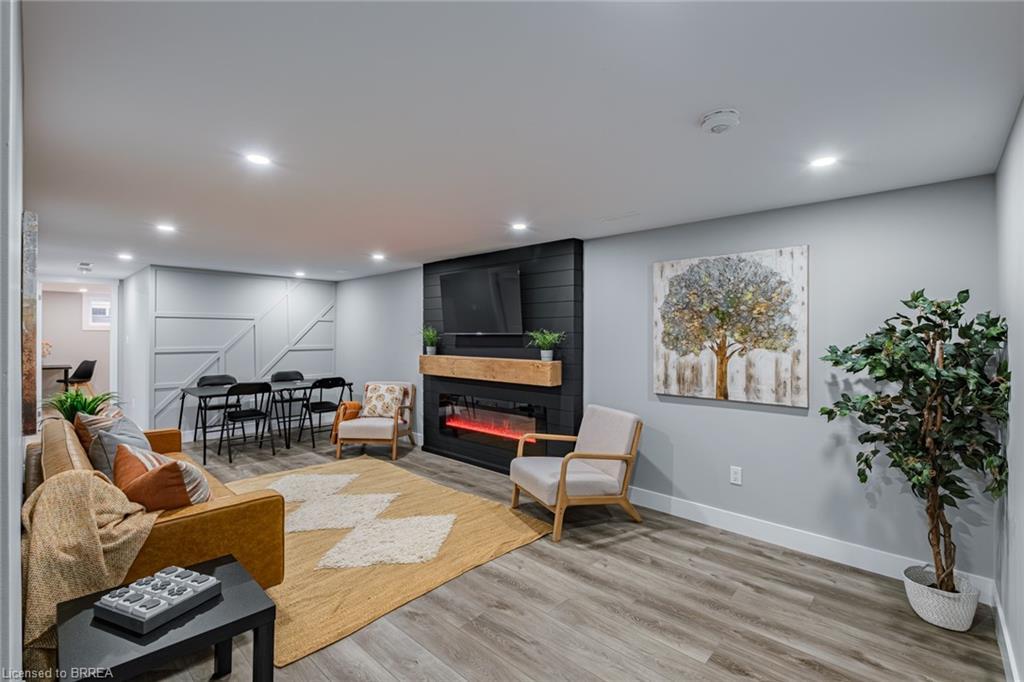 14 Montour Place, Brantford, ON - Indoor With Fireplace