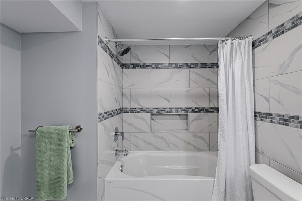 14 Montour Place, Brantford, ON - Indoor Photo Showing Bathroom