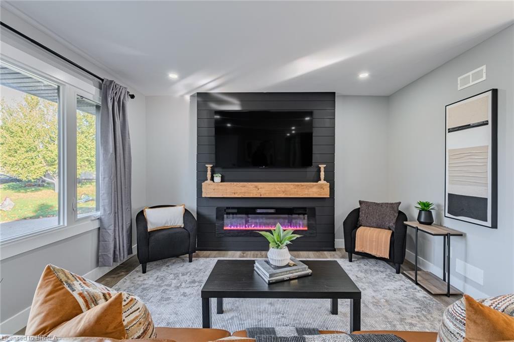 14 Montour Place, Brantford, ON - Indoor Photo Showing Living Room