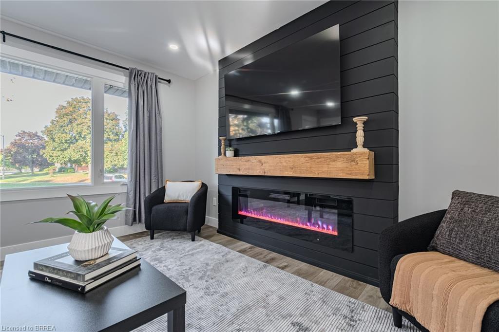 14 Montour Place, Brantford, ON - Indoor Photo Showing Living Room With Fireplace