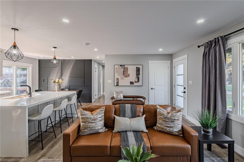 14 Montour Place, Brantford, ON - Indoor Photo Showing Living Room