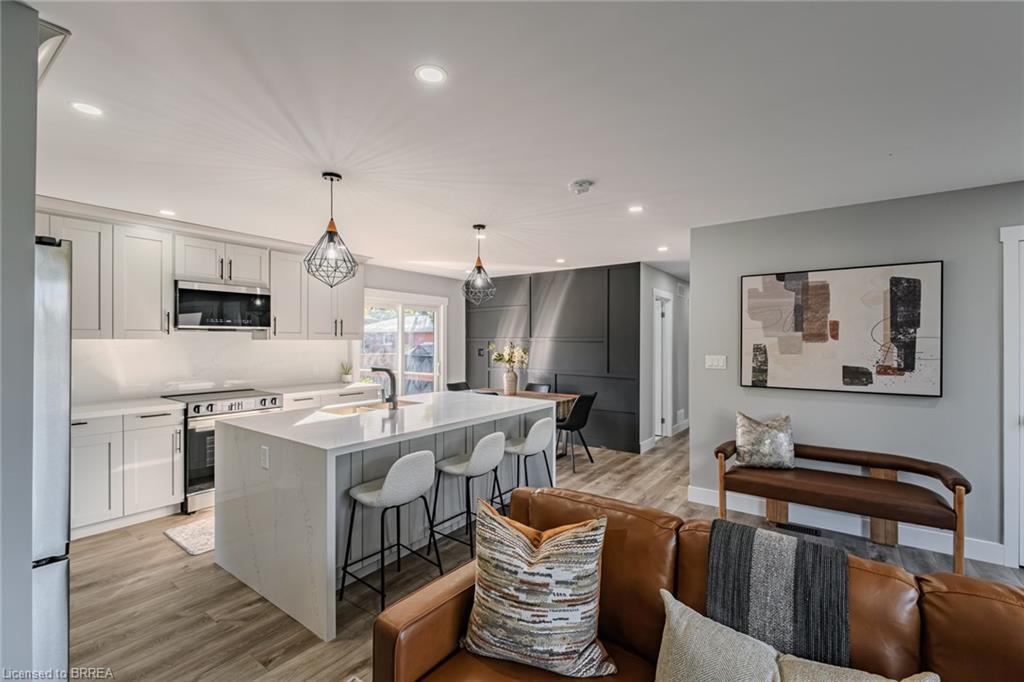 14 Montour Place, Brantford, ON - Indoor Photo Showing Kitchen With Upgraded Kitchen