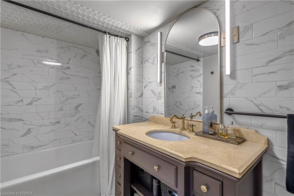 57 Main Street, Paris, ON - Indoor Photo Showing Bathroom