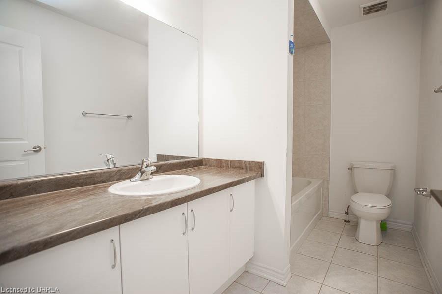 7 Poole Street, Brantford, ON - Indoor Photo Showing Bathroom