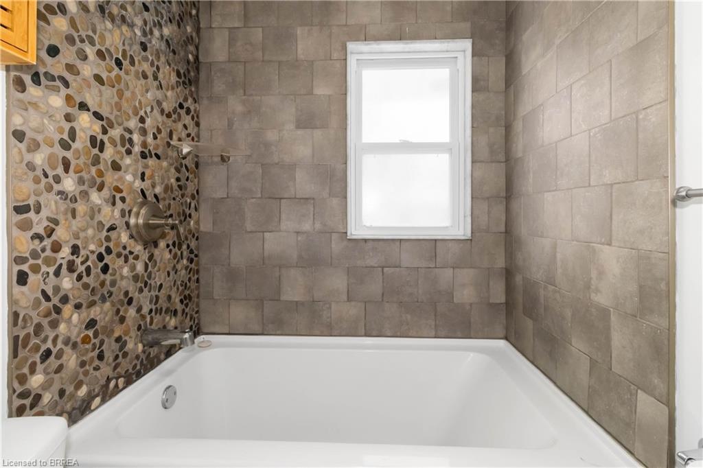 10 Albemarle Street, Brantford, ON - Indoor Photo Showing Bathroom