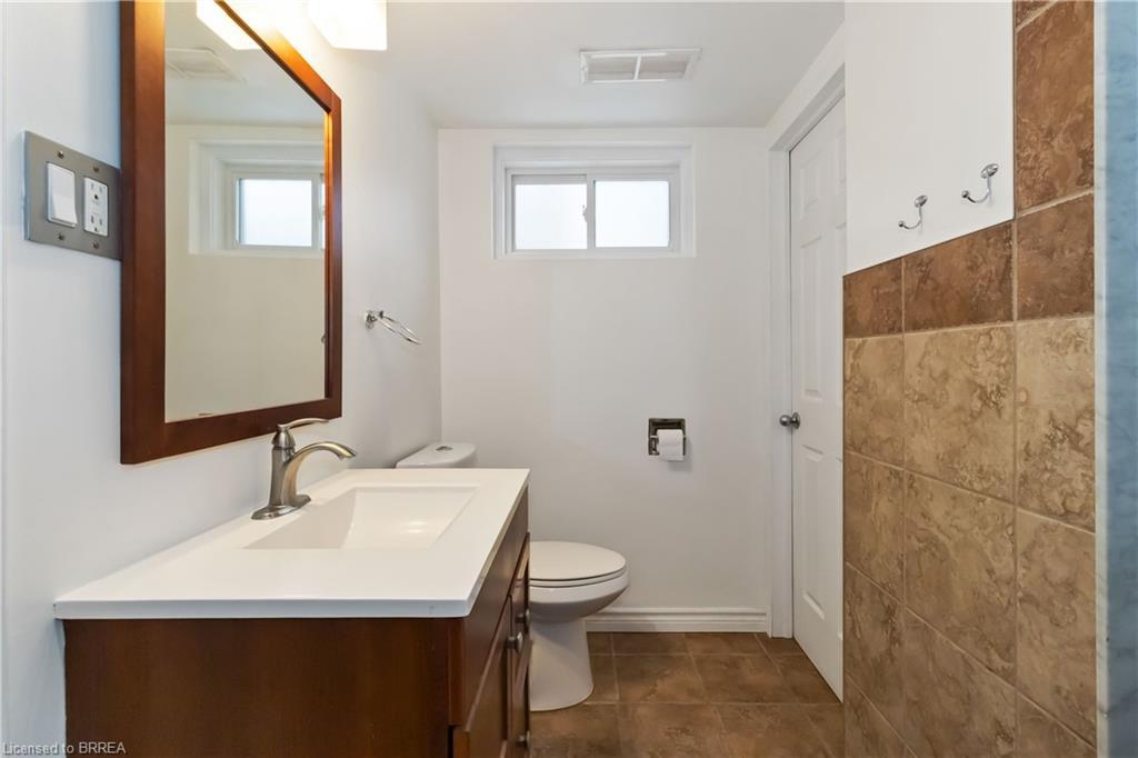 10 Albemarle Street, Brantford, ON - Indoor Photo Showing Bathroom
