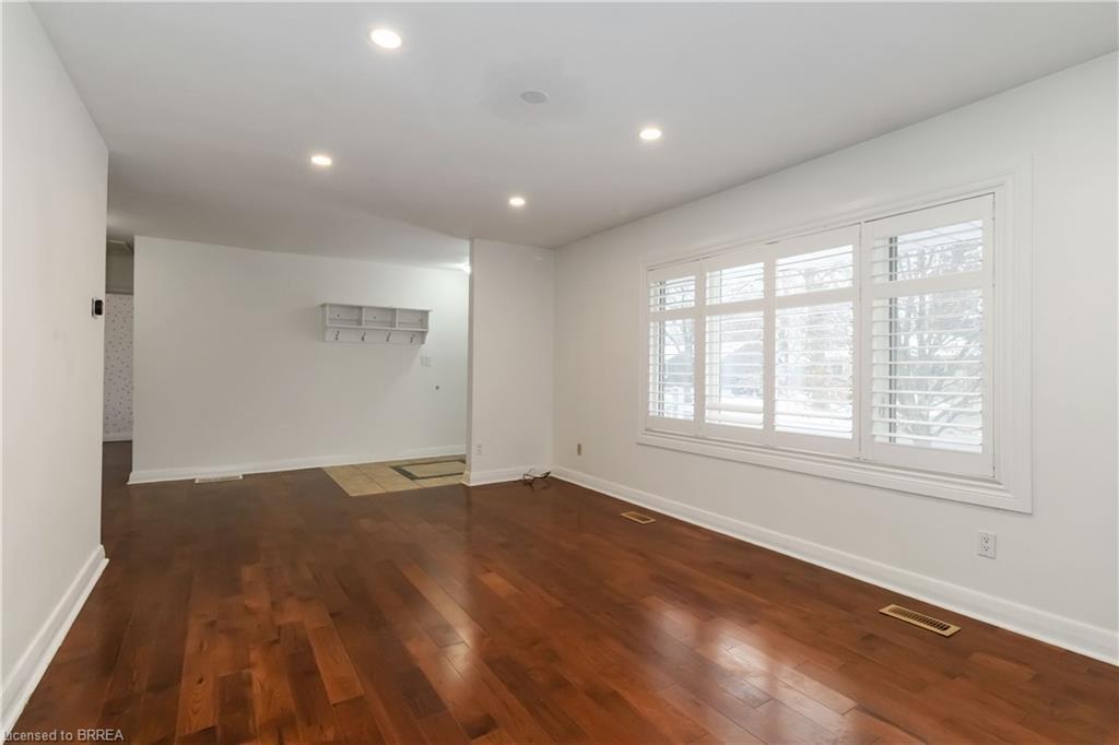 10 Albemarle Street, Brantford, ON - Indoor Photo Showing Other Room