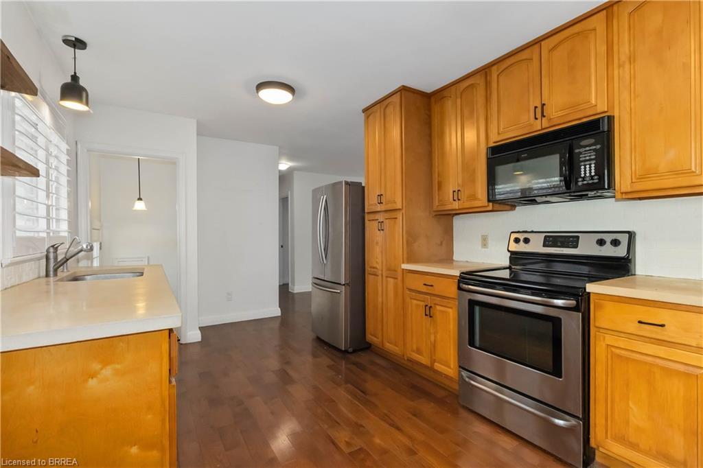 10 Albemarle Street, Brantford, ON - Indoor Photo Showing Kitchen