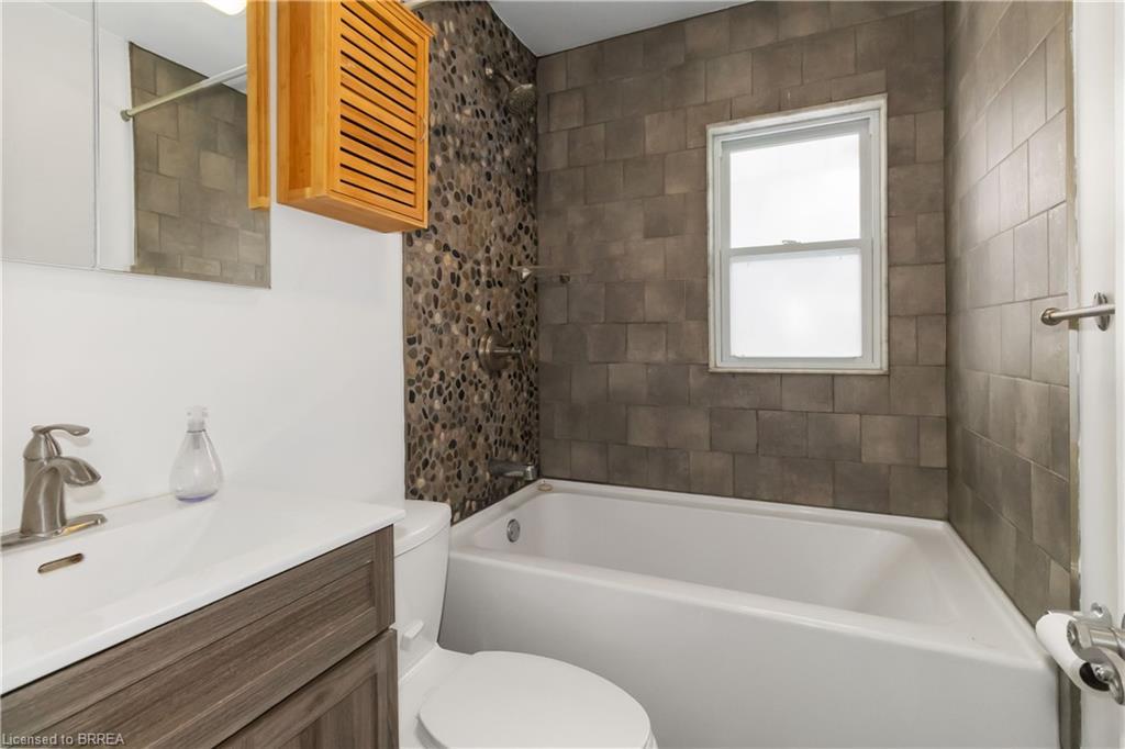 10 Albemarle Street, Brantford, ON - Indoor Photo Showing Bathroom