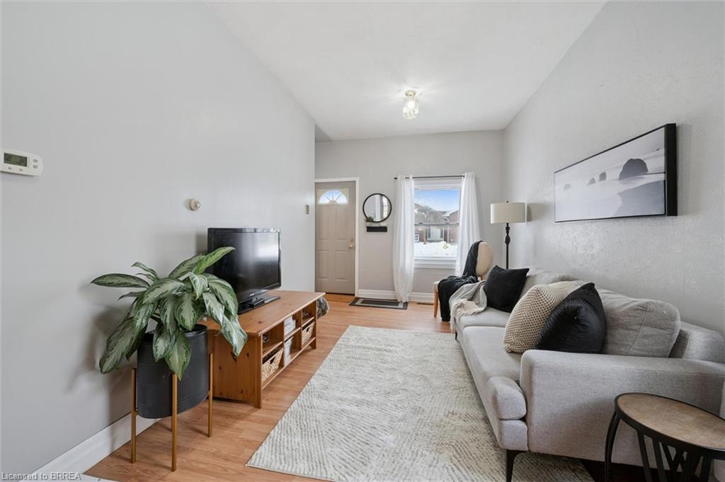 11 Hill Avenue, Brantford, ON - Indoor Photo Showing Living Room