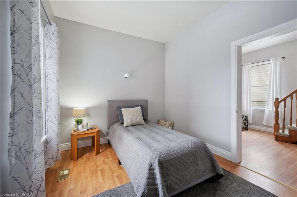 11 Hill Avenue, Brantford, ON - Indoor Photo Showing Bedroom