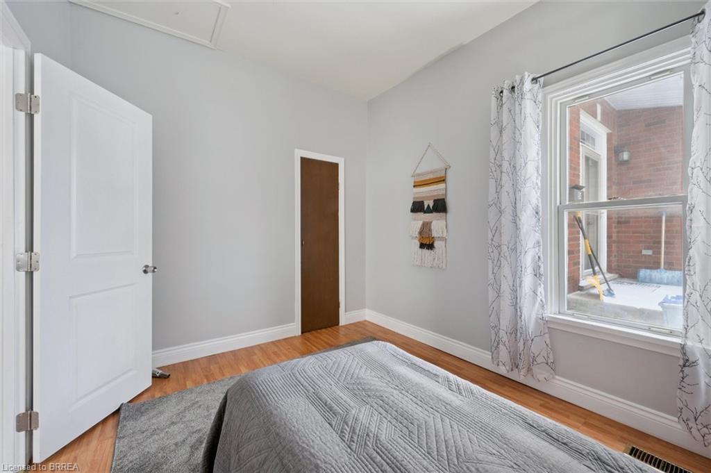 11 Hill Avenue, Brantford, ON - Indoor Photo Showing Bedroom