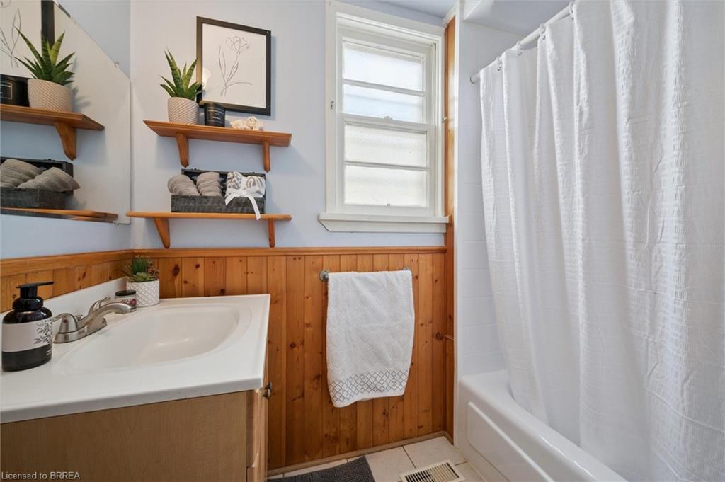11 Hill Avenue, Brantford, ON - Indoor Photo Showing Bathroom