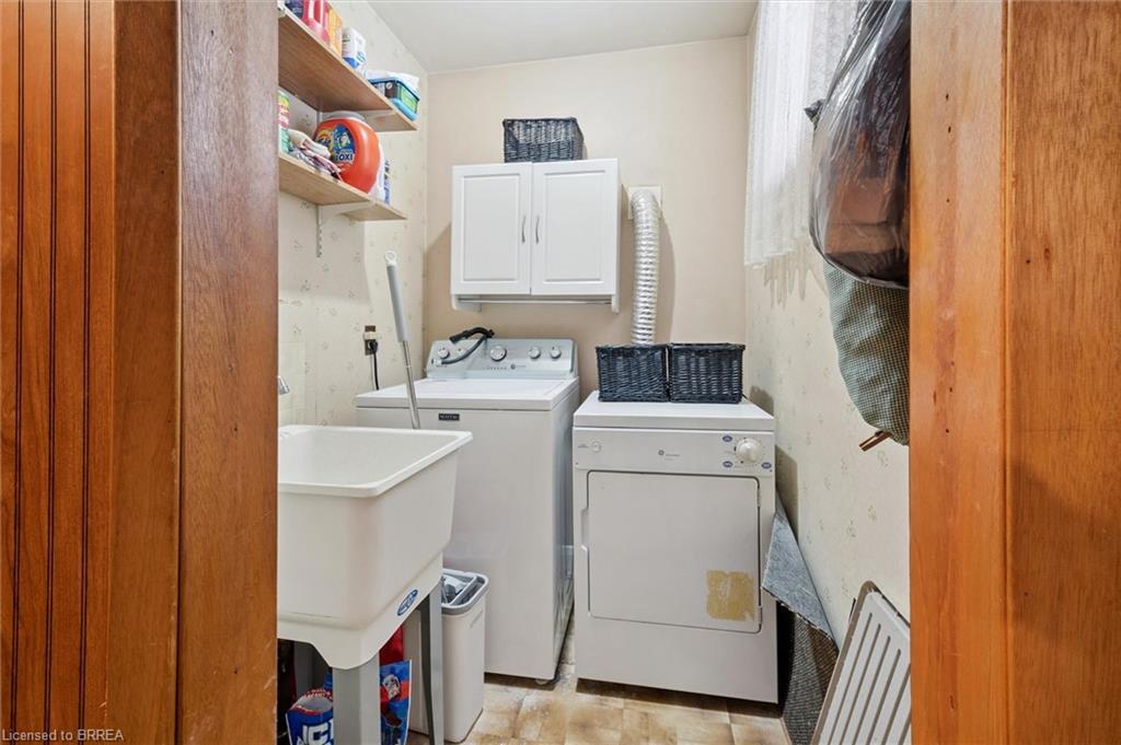 11 Hill Avenue, Brantford, ON - Indoor Photo Showing Laundry Room