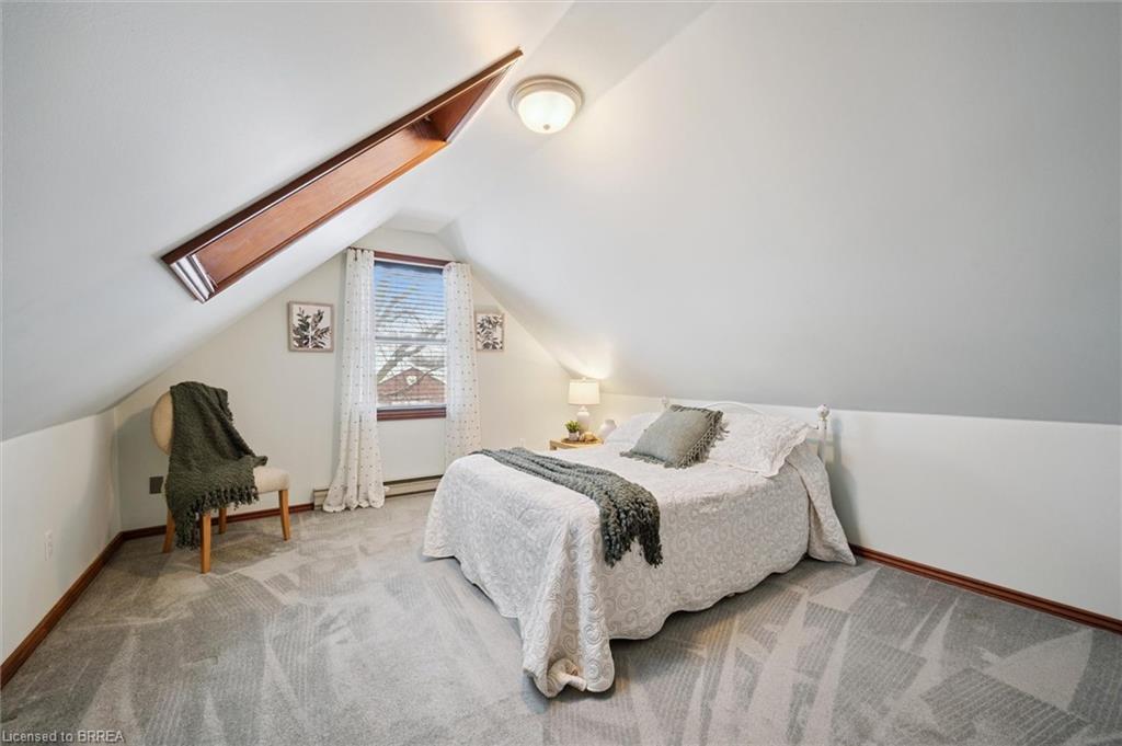 11 Hill Avenue, Brantford, ON - Indoor Photo Showing Bedroom