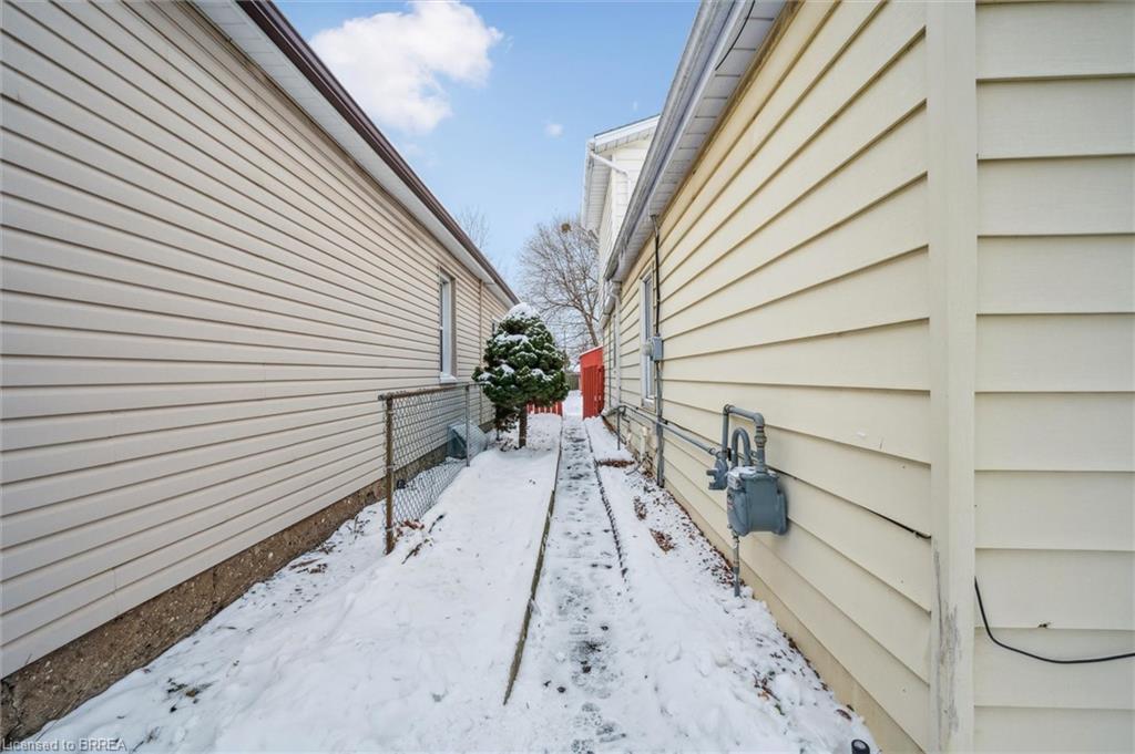 11 Hill Avenue, Brantford, ON - Outdoor With Exterior