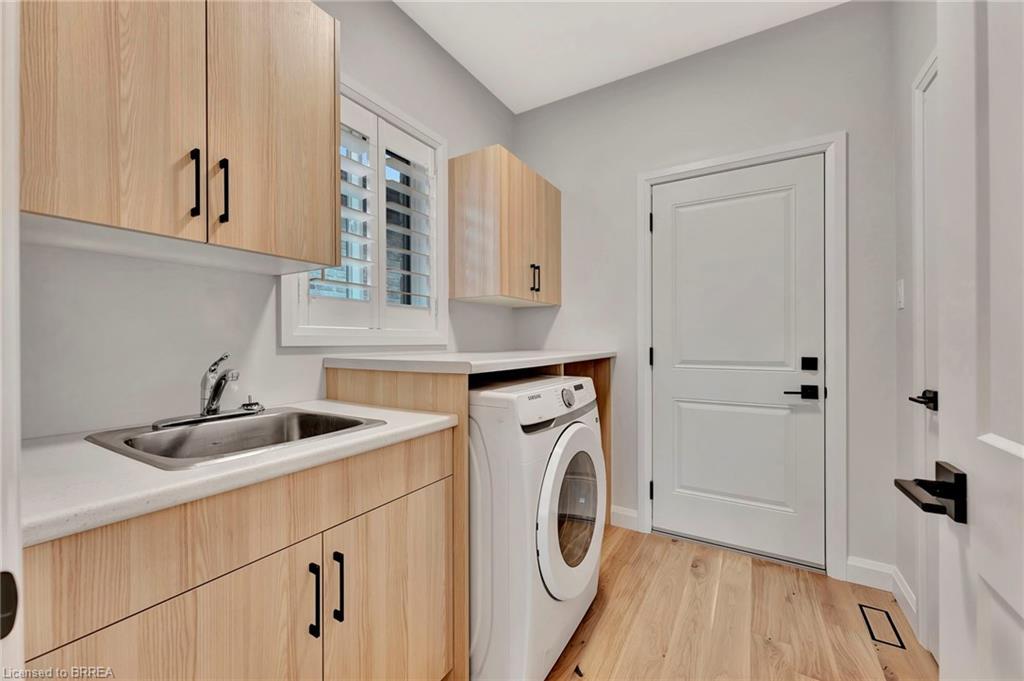 6 Patten Drive, St. George, ON - Indoor Photo Showing Laundry Room