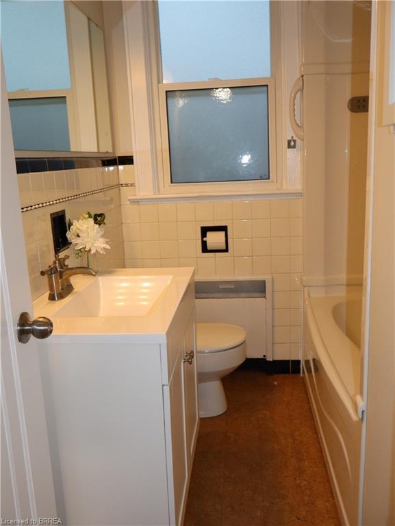 117 Queensway Drive, Brantford, ON - Indoor Photo Showing Bathroom