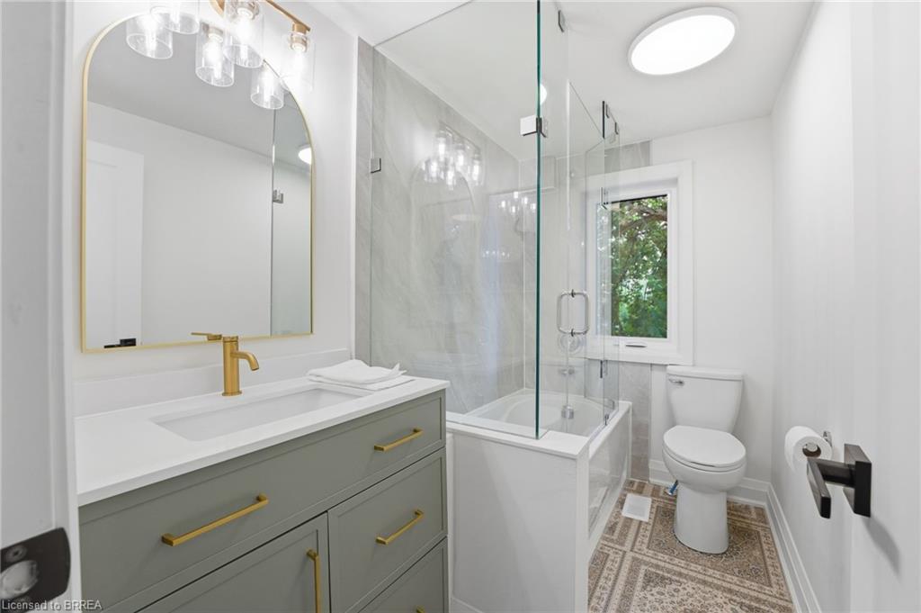 55 Jones Street, Hamilton, ON - Indoor Photo Showing Bathroom