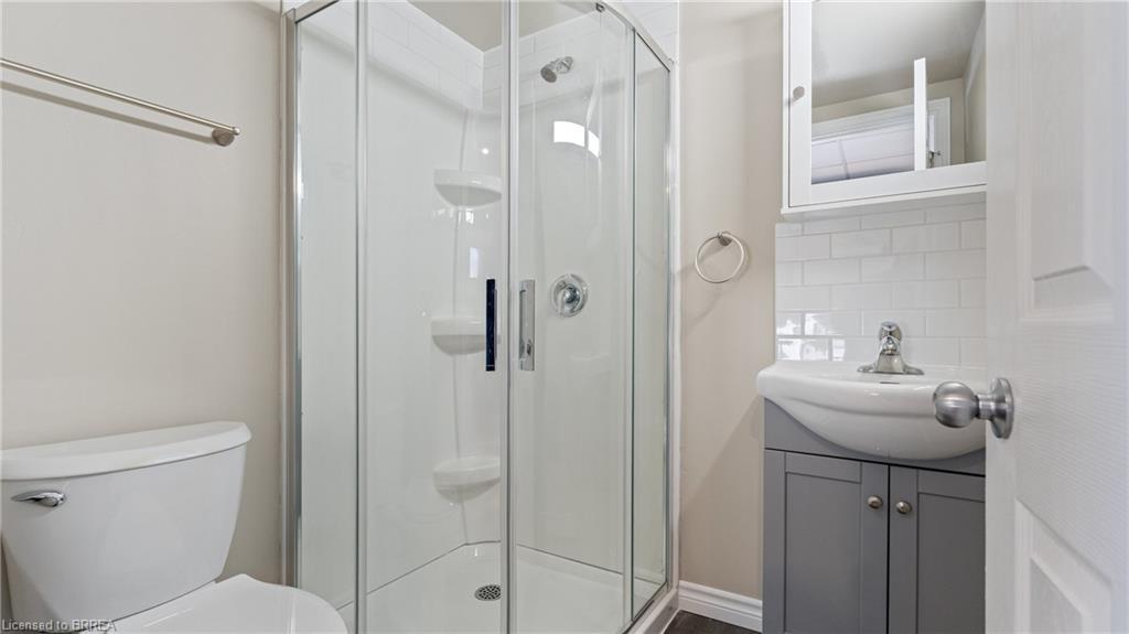 1-356 Wellington Street, Brantford, ON - Indoor Photo Showing Bathroom