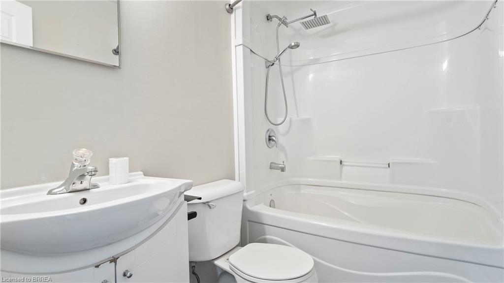 #3-994 Colborne Street E, Brantford, ON - Indoor Photo Showing Bathroom