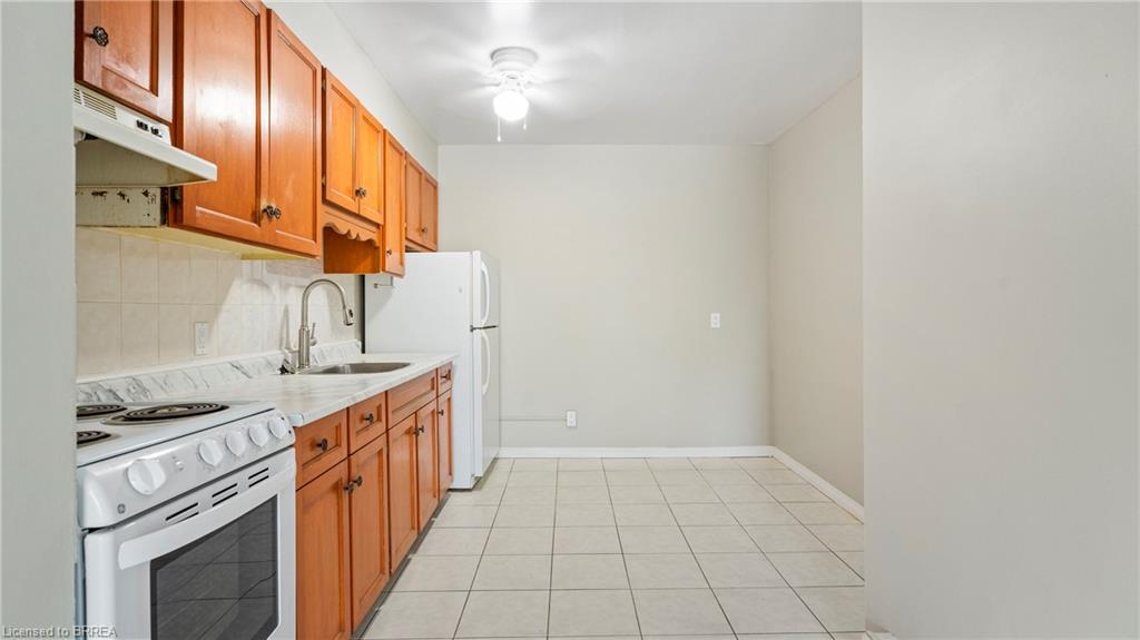 #3-994 Colborne Street E, Brantford, ON - Indoor Photo Showing Kitchen