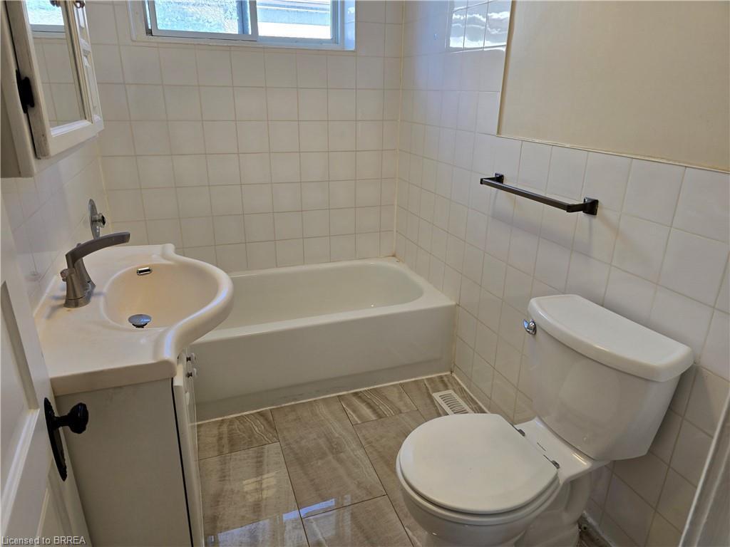 Upper-60 Lynnwood Avenue, Simcoe, ON - Indoor Photo Showing Bathroom