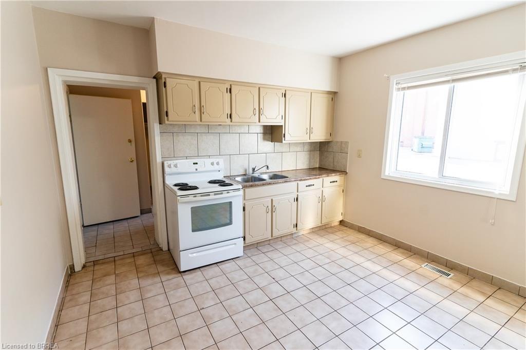 Lower-118 Albion Street, Brantford, ON - Indoor Photo Showing Kitchen With Double Sink