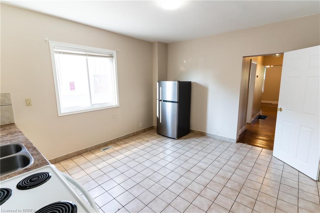 Lower-118 Albion Street, Brantford, ON - Indoor Photo Showing Kitchen