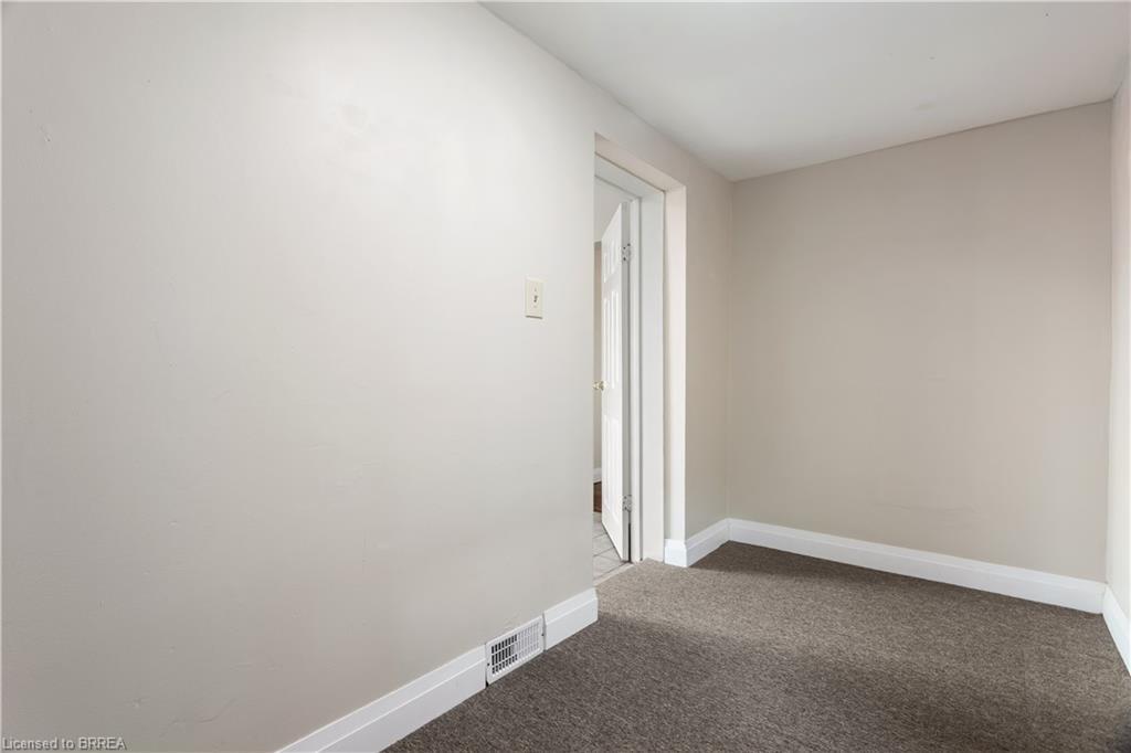 Lower-118 Albion Street, Brantford, ON - Indoor Photo Showing Other Room