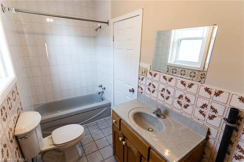 Lower-118 Albion Street, Brantford, ON - Indoor Photo Showing Bathroom