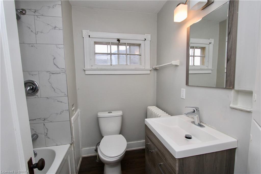 Upper-141 Erie Avenue, Brantford, ON - Indoor Photo Showing Bathroom