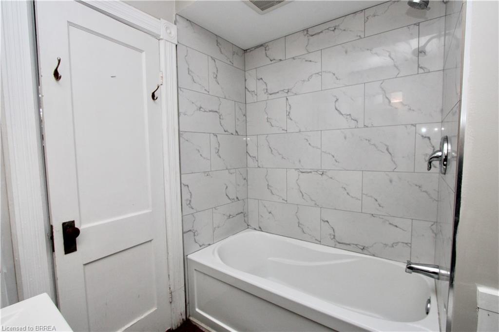 Upper-141 Erie Avenue, Brantford, ON - Indoor Photo Showing Bathroom