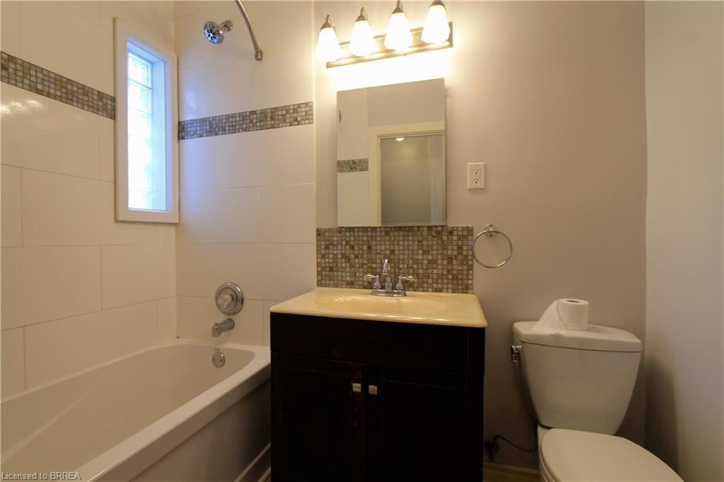 2-119 Park Avenue, Brantford, ON - Indoor Photo Showing Bathroom