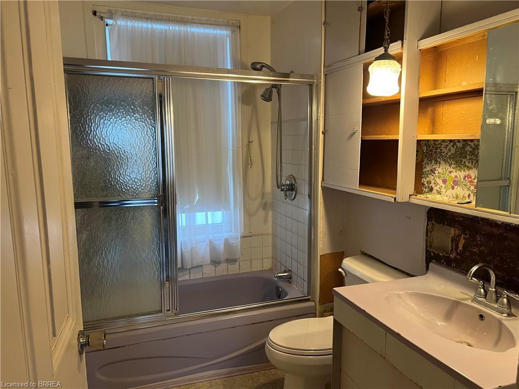 49 Pearl Street, Brantford, ON - Indoor Photo Showing Bathroom