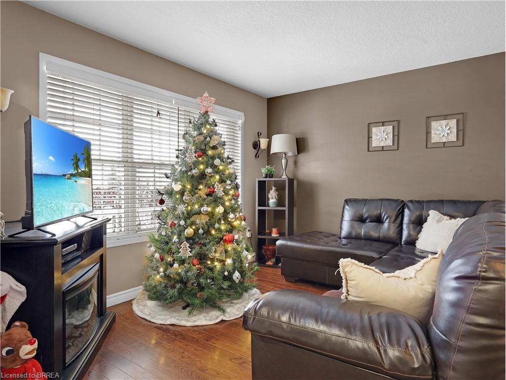 66 Gaydon Way, Brantford, ON - Indoor Photo Showing Living Room