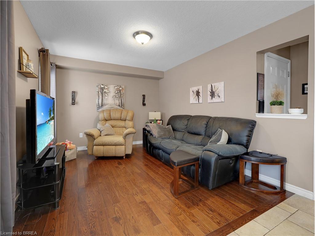 66 Gaydon Way, Brantford, ON - Indoor Photo Showing Living Room