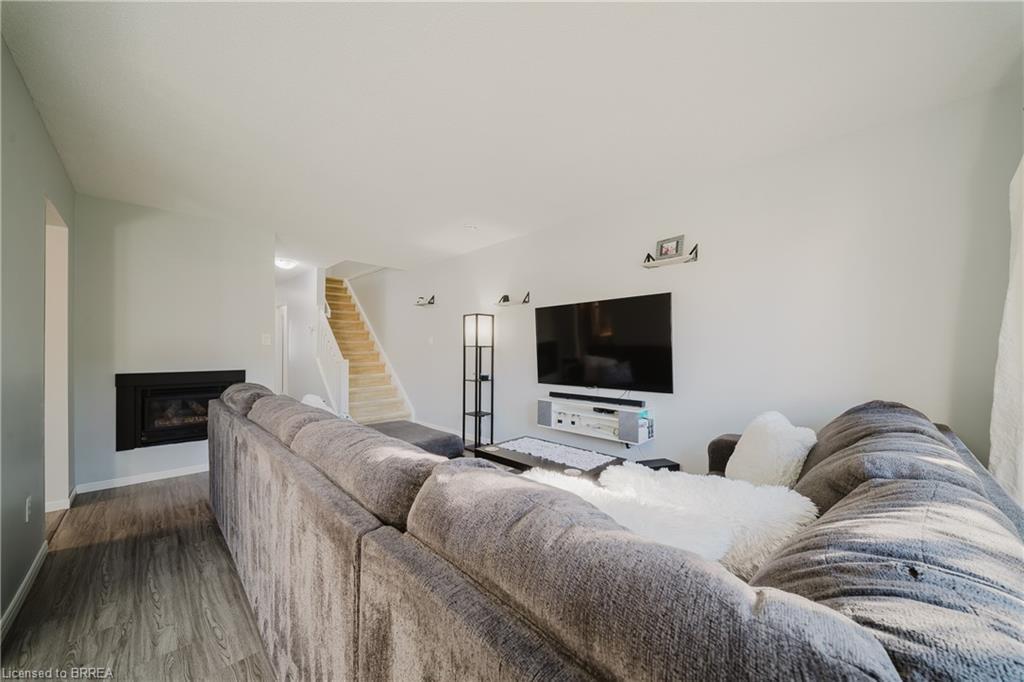 431-431 Springbank Avenue N, Woodstock, ON - Indoor Photo Showing Living Room
